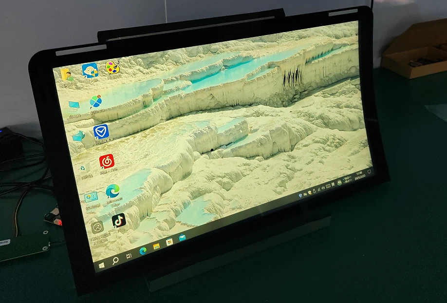 23" zakrivený LCD displej pre stolové hry